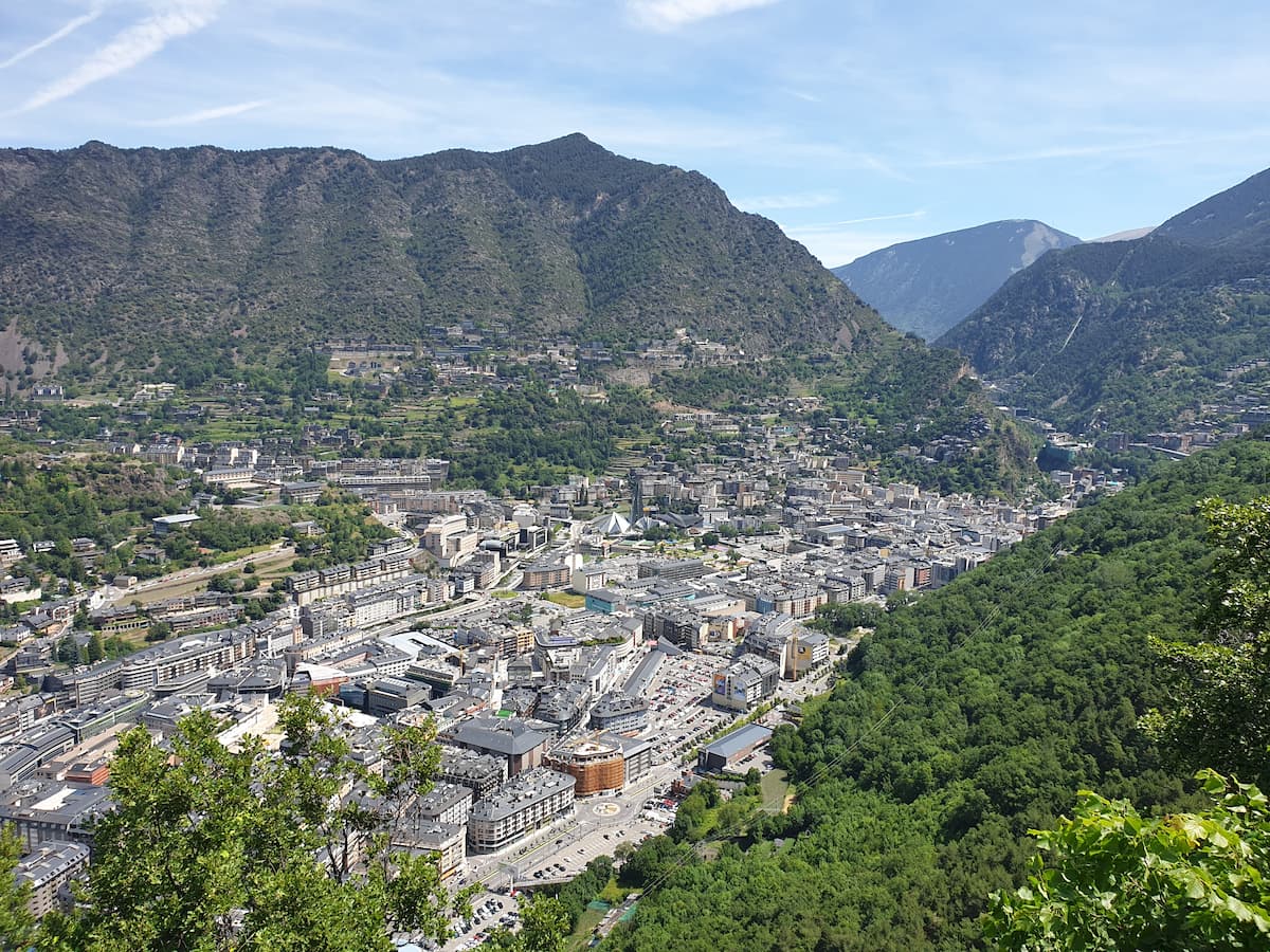 Vista aérea Andorra la Vella desde la montaña