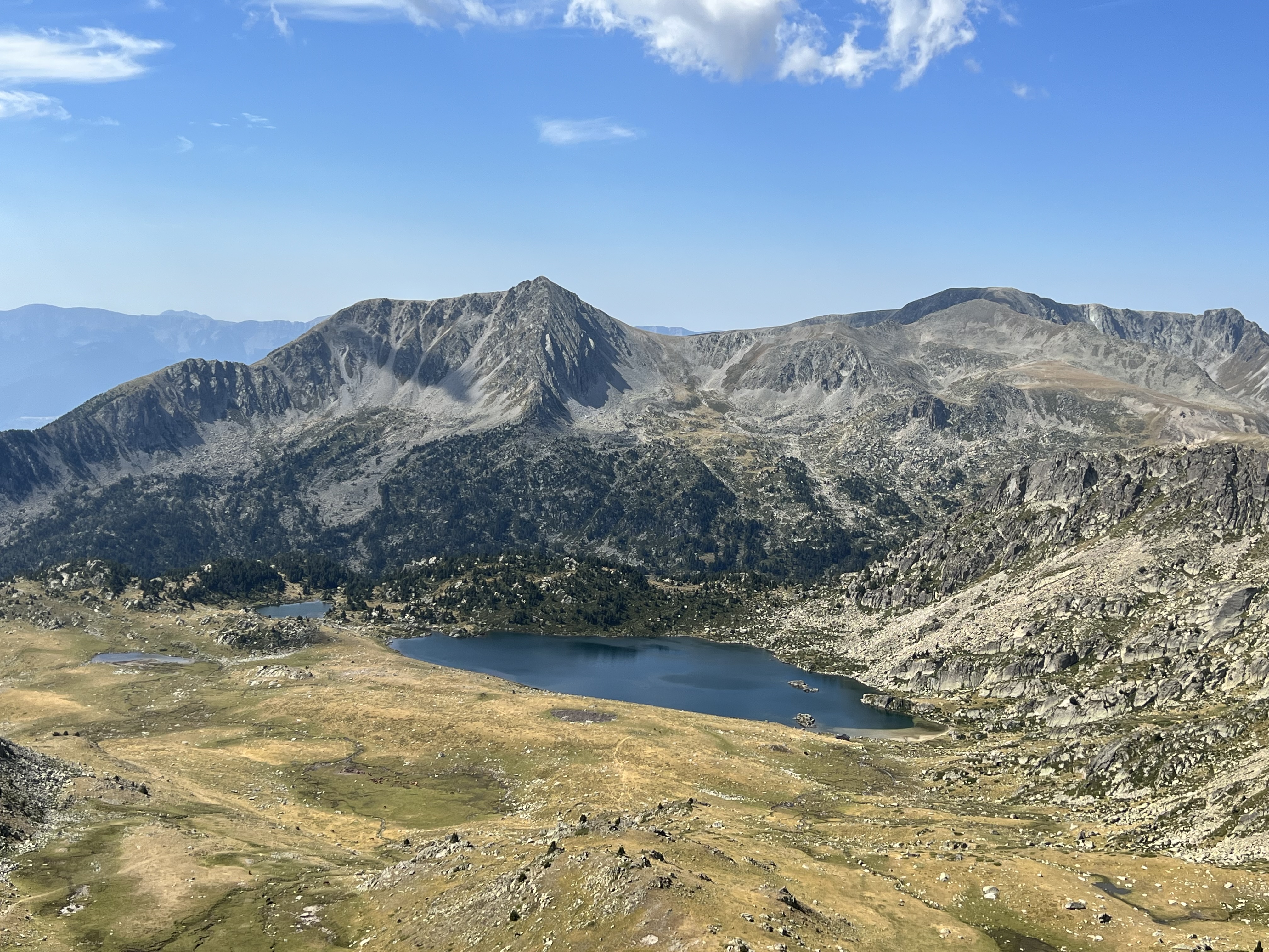 Valle de Andorra con montañas nevadas y cielo azul