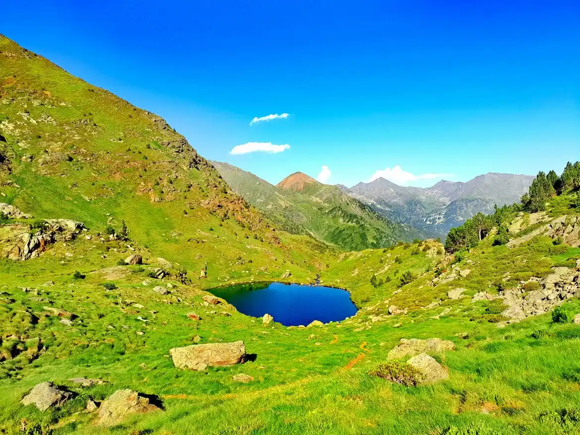 Lago de Tristaina en verano, Andorra